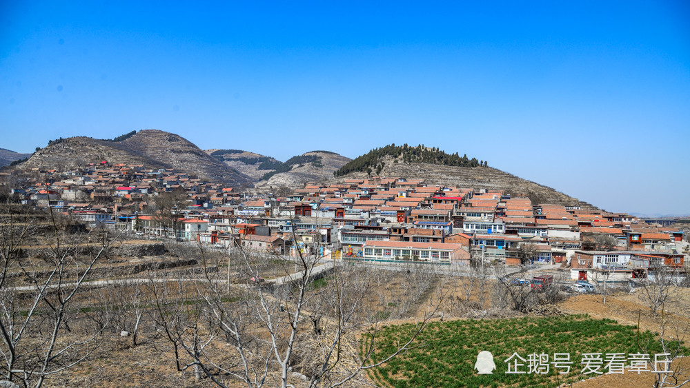 济南市章丘区文祖街道黑峪村,位于文祖街道南部,锦屏山东南一道幽深的