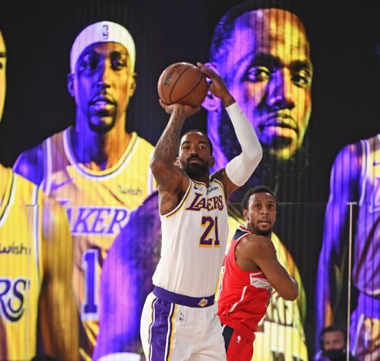 nba热身赛-jr史密斯三分7中6砍20分 詹眉缺阵湖人击败