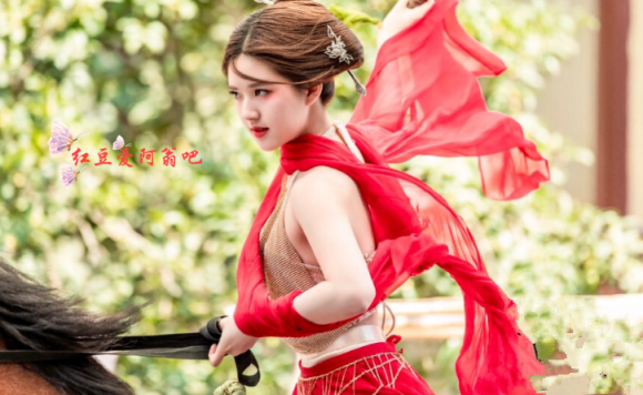 穿红衣的古装女子,李沁冷艳,迪丽热巴明媚!