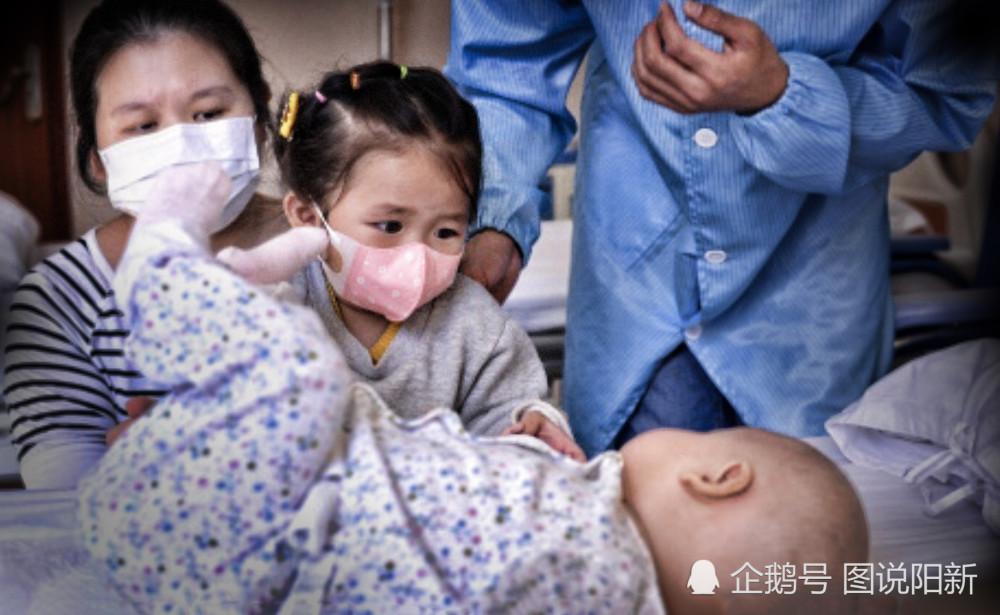 2月女婴患白血病，ICU一月签13张病危书，妈妈抑郁放弃时：宝宝笑了