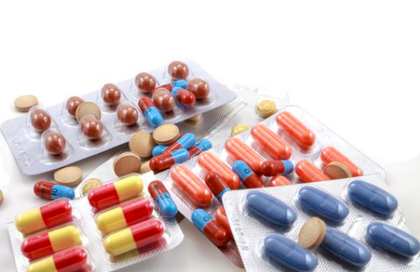 经常反酸烧心，坚持吃奥美拉唑就行？辟谣：6个用药风险不可忽视