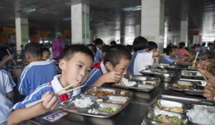 其次,食堂的饭菜量都是根据学生吃饭的人数来确定的