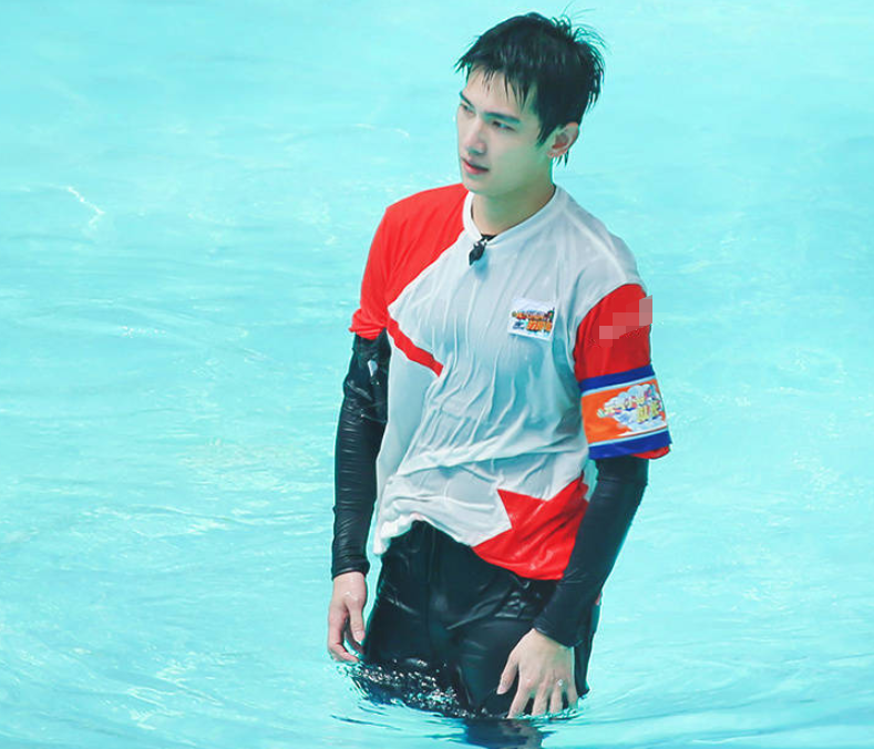 杨洋玩游泳比赛,镜头拉近他站在水中的身材,原谅我移不开眼了