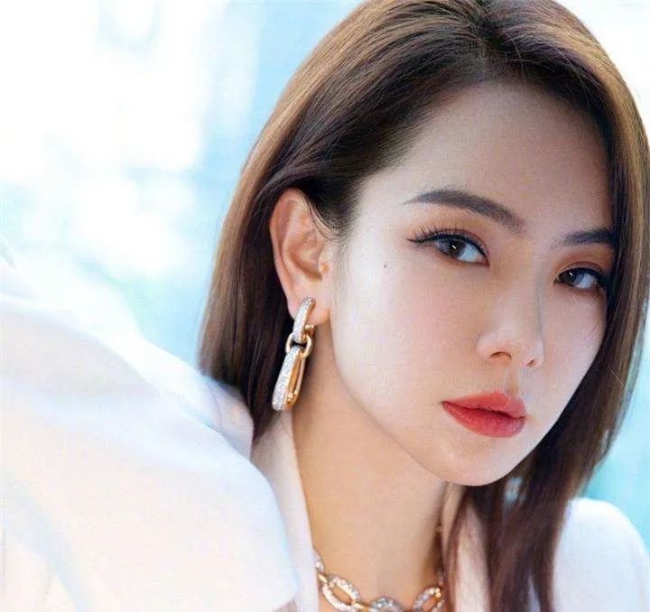 翻了100张照片，才发现她是贵圈换头最失败的女星