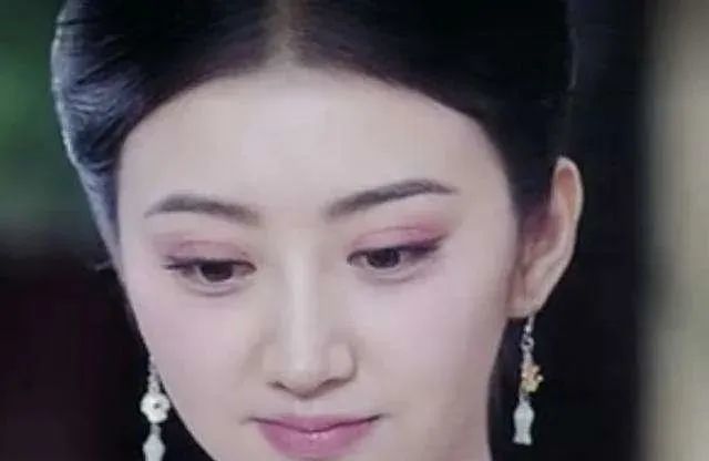 翻了100张照片，才发现她是贵圈换头最失败的女星