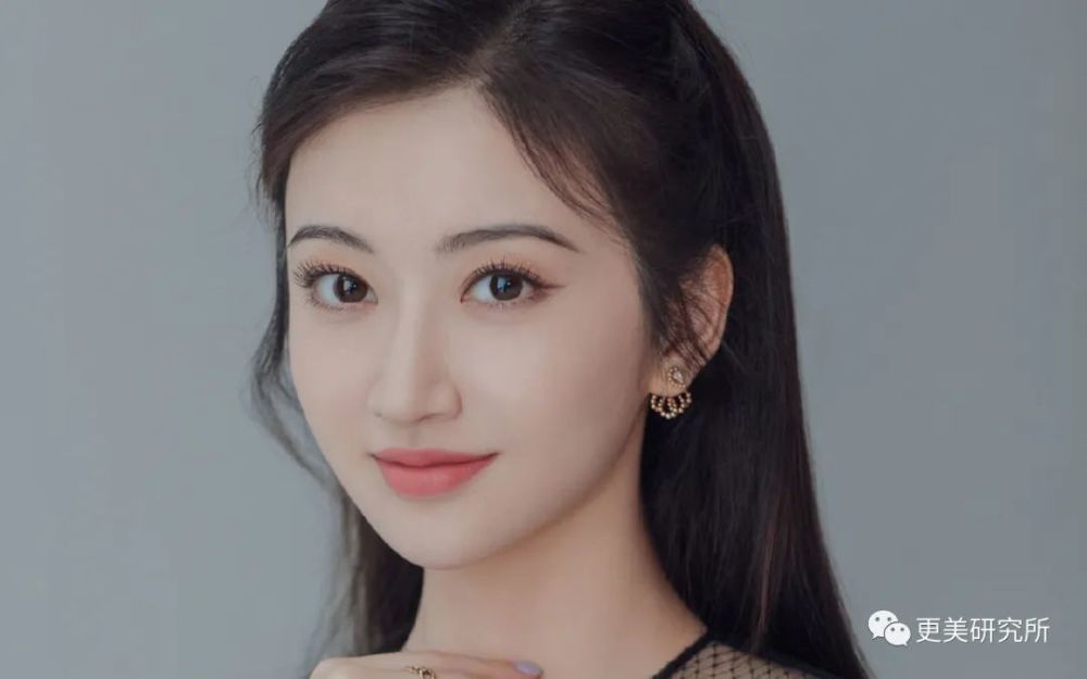 翻了100张照片，才发现她是贵圈换头最失败的女星