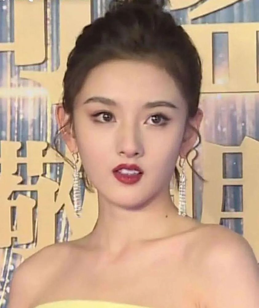 翻了100张照片，才发现她是贵圈换头最失败的女星