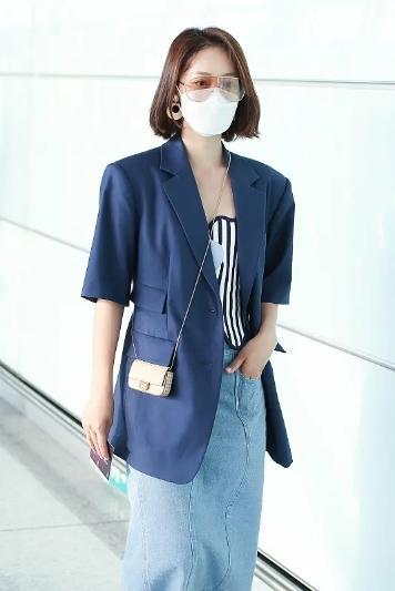 蓝盈莹的穿搭一般人难驾驭,蓝色西装配牛仔裙,"企业家