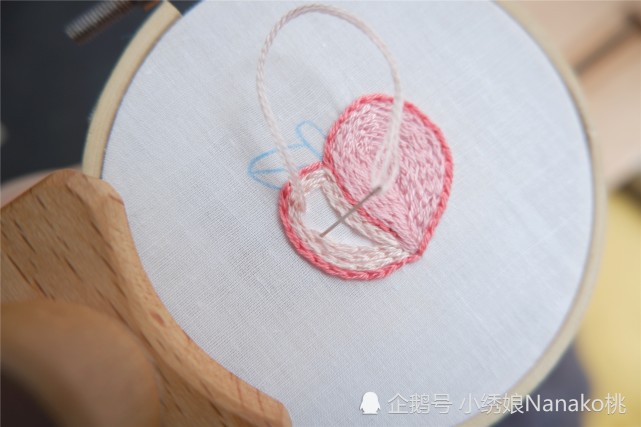 浅粉色棉线4股,裂线绣针法,同样方式填充左边绣图.