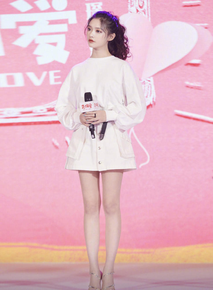 林允真不愧是"星女郎",扎丸子头搭配军绿色套装,又飒又美