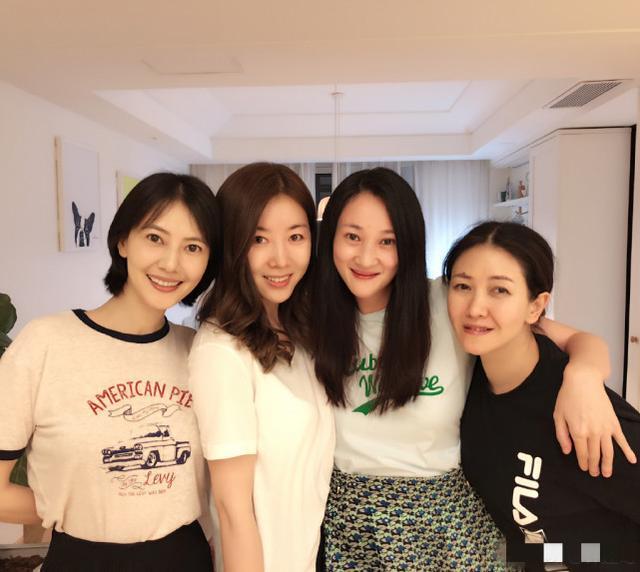 在同龄人中，高圆圆确实要年轻很多，而且气质还很清纯！