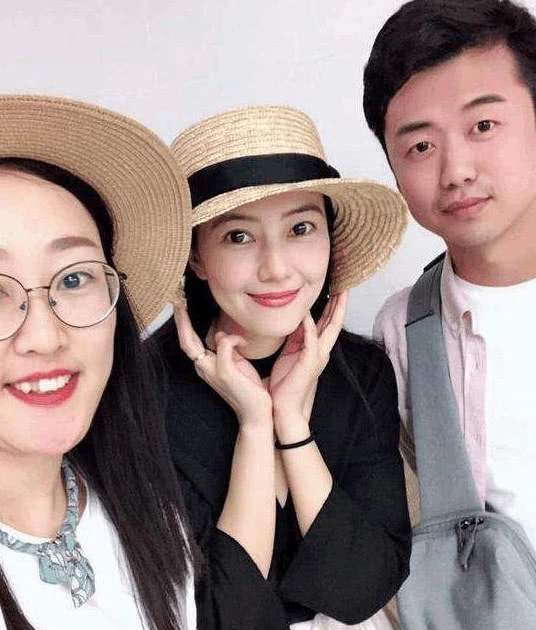 在同龄人中，高圆圆确实要年轻很多，而且气质还很清纯！