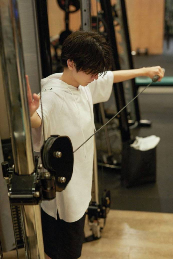 王俊凯首晒健身房肌肉照，手臂和腿部线条优美，TFBOYS健身第二人