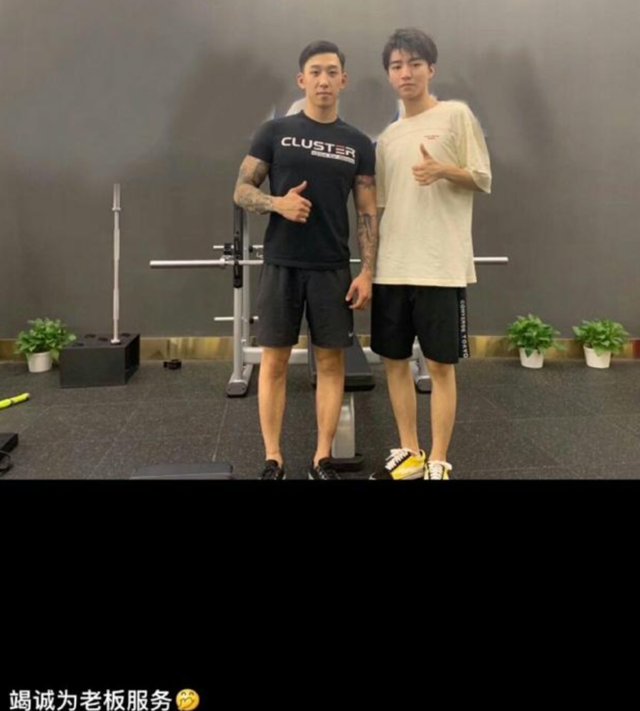 王俊凯首晒健身房肌肉照，手臂和腿部线条优美，TFBOYS健身第二人