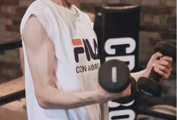 王俊凯首晒健身房肌肉照，手臂和腿部线条优美，TFBOYS健身第二人