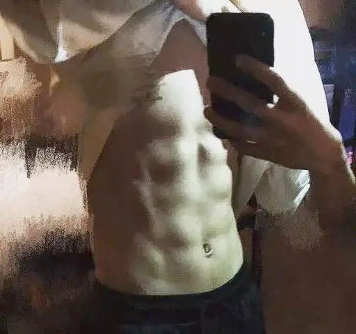 王俊凯首晒健身房肌肉照，手臂和腿部线条优美，TFBOYS健身第二人