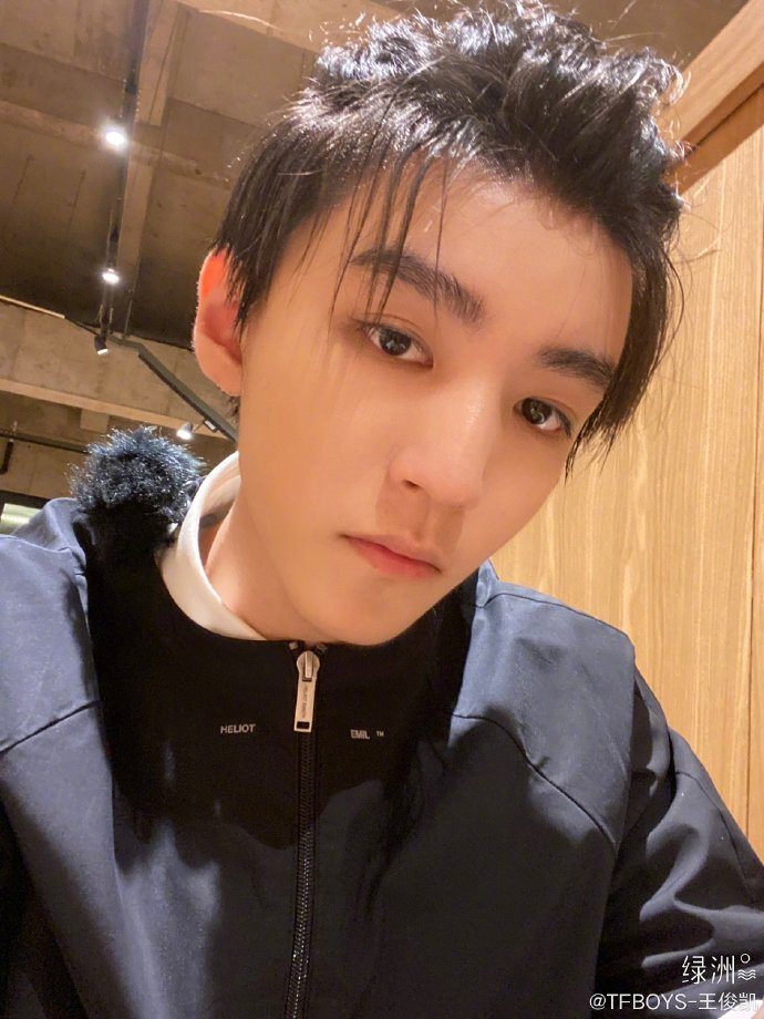 王俊凯首晒健身房肌肉照，手臂和腿部线条优美，TFBOYS健身第二人