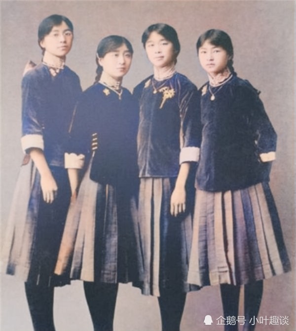 民国女性上色老照片,穿着旗袍,背影迷人,脱离了旧时代