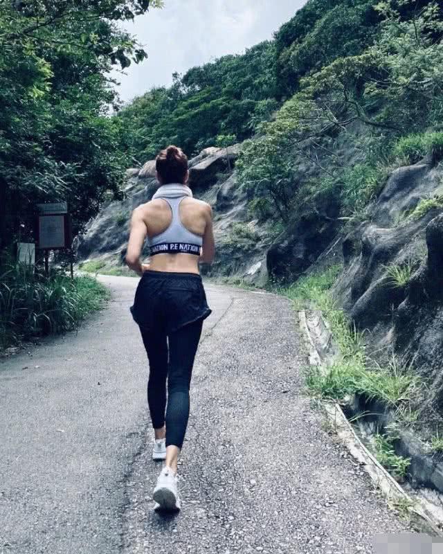 49岁黎姿这身材，秒杀20岁小姑娘，赶紧放下手中的奶茶吧！