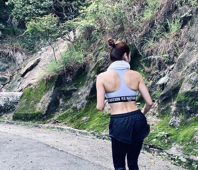 49岁黎姿这身材，秒杀20岁小姑娘，赶紧放下手中的奶茶吧！