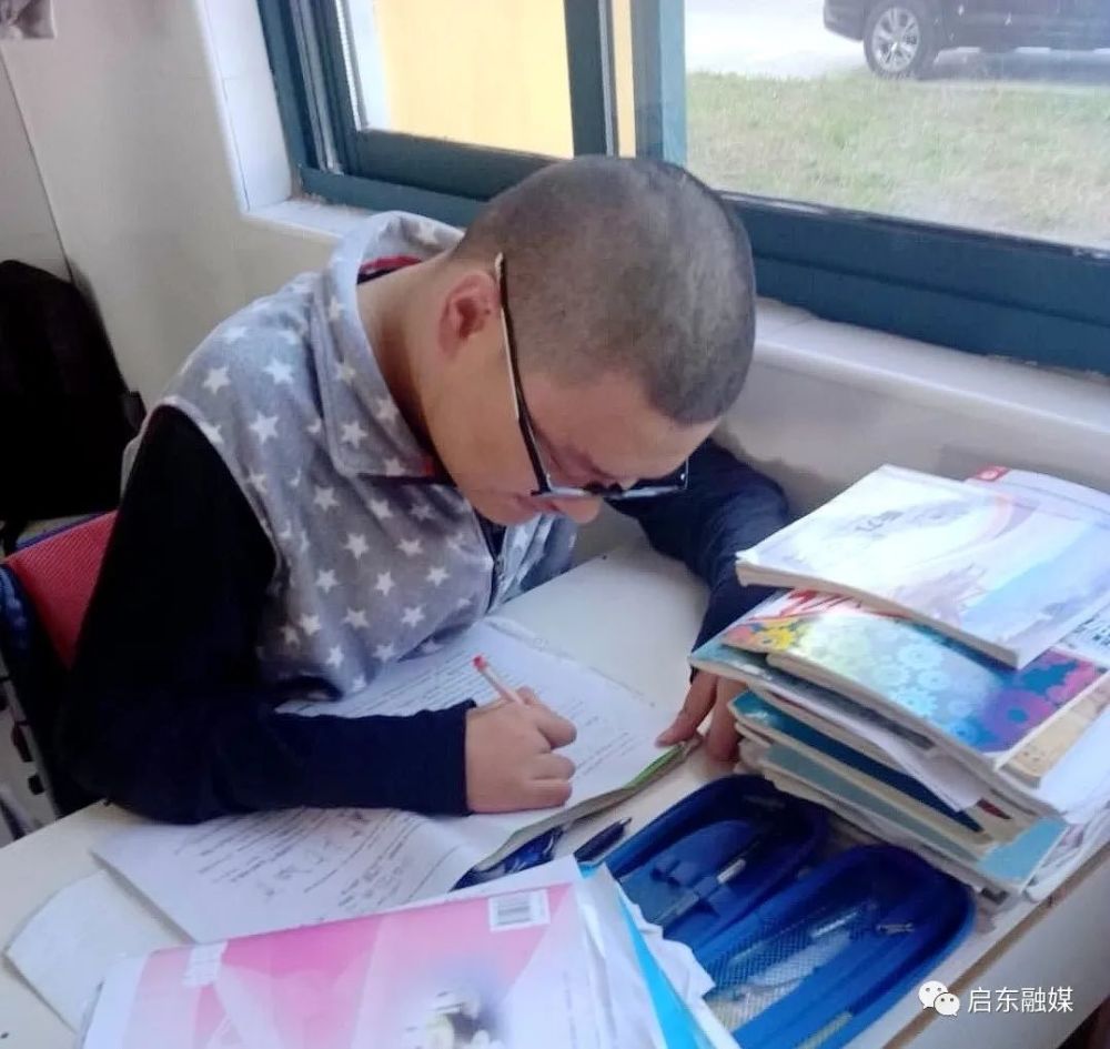 母亲用轮椅推他上学3年,启东建新中学一学生中考考出697分