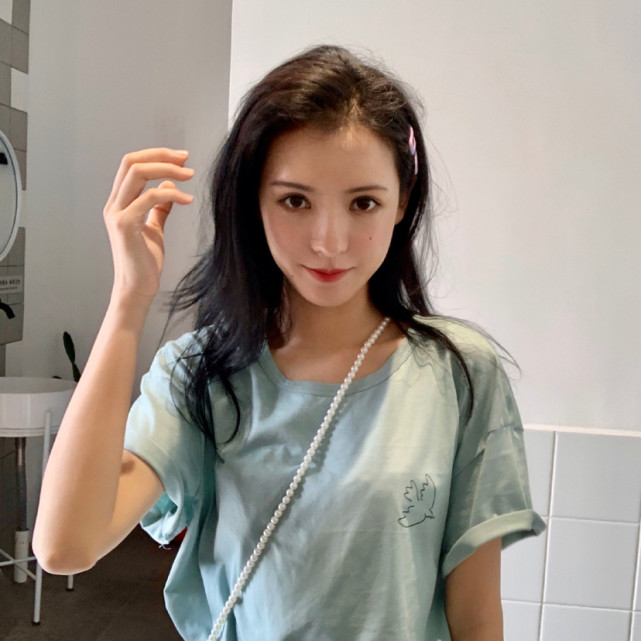 漂亮美女明星张予曦蓝色t恤衫甜美可爱美照