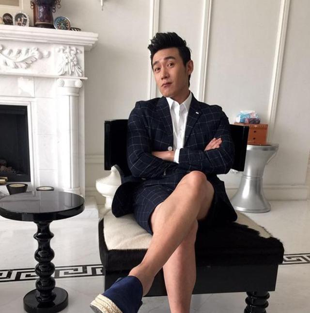 陆毅晒出一家人住的豪宅，全白装修配黑色家具，装修品位够独特的