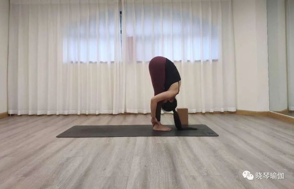 手抓脚前屈伸展式:可以选择降级版坐姿双腿背部前屈,静态停留20个呼吸
