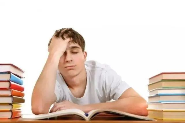 晨起没劲儿,精神差 经过一夜的睡眠休息,人体在清晨起床后,应该是精神