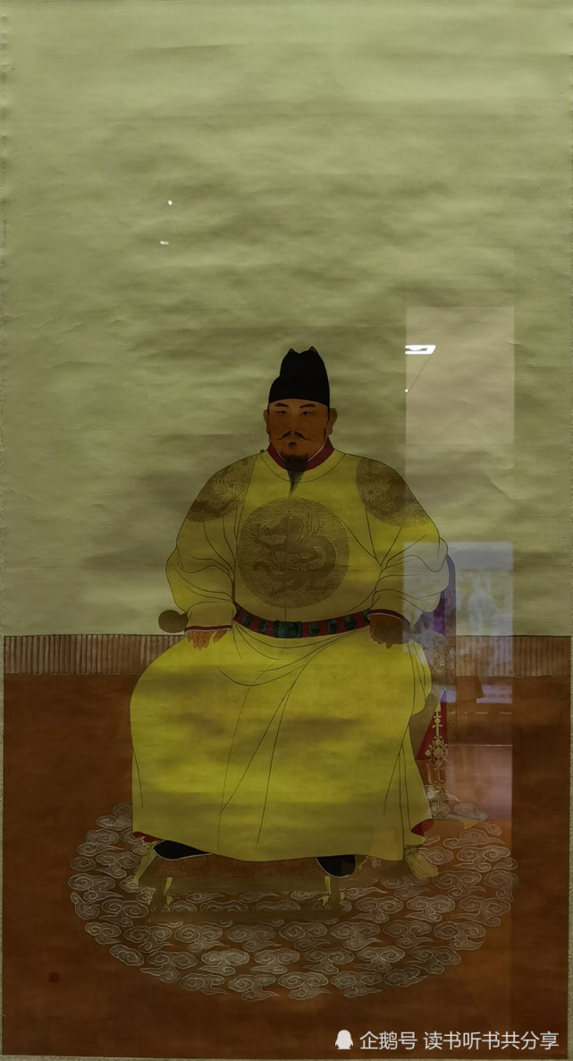 一门之隔,右侧这幅《明太祖朱元璋异形像》,不仅与正形像形成截然不同