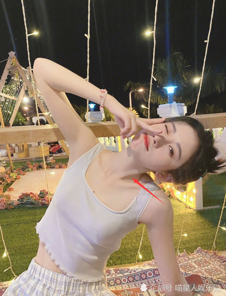 鞠婧祎的"美人筋"太招摇了,比不戴项链还好看,翘起来那刻太美