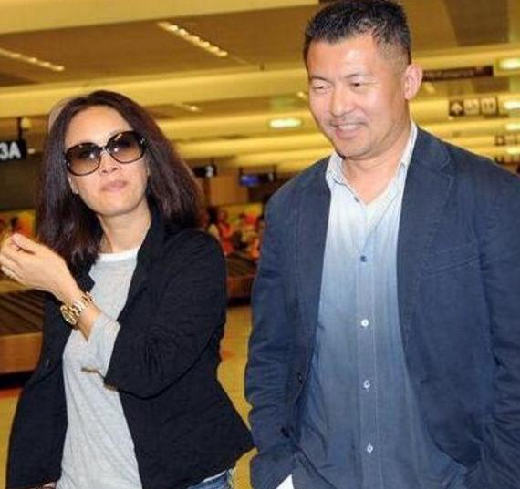 离开高峰之后的那英,带着儿子"高兴"在2006年嫁给了孟桐.