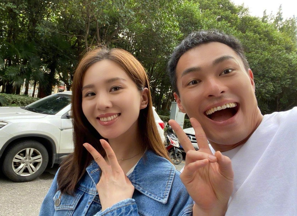 杨佑宁与刘诗诗倪妮拍合影却忘开美颜滤镜意外曝光两人颜值差距
