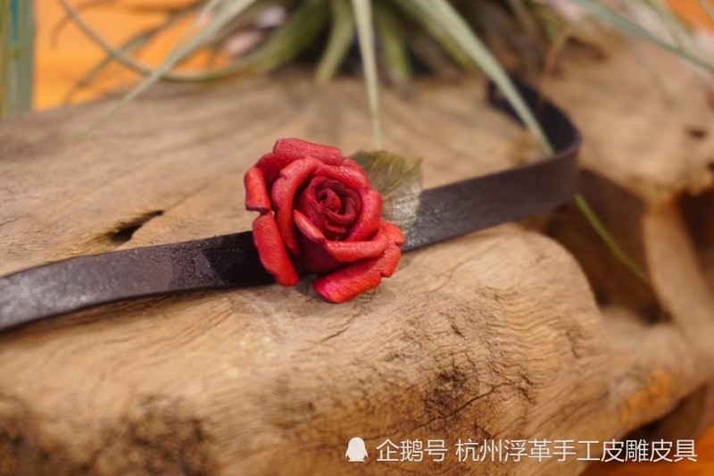 在这个皮艺工作室里杭州姑娘亲手制作了一件皮塑玫瑰花项链