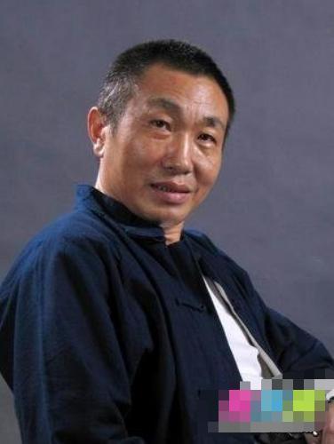 杜源:为何出道40年0绯闻?网友:看一下妻子就明白了