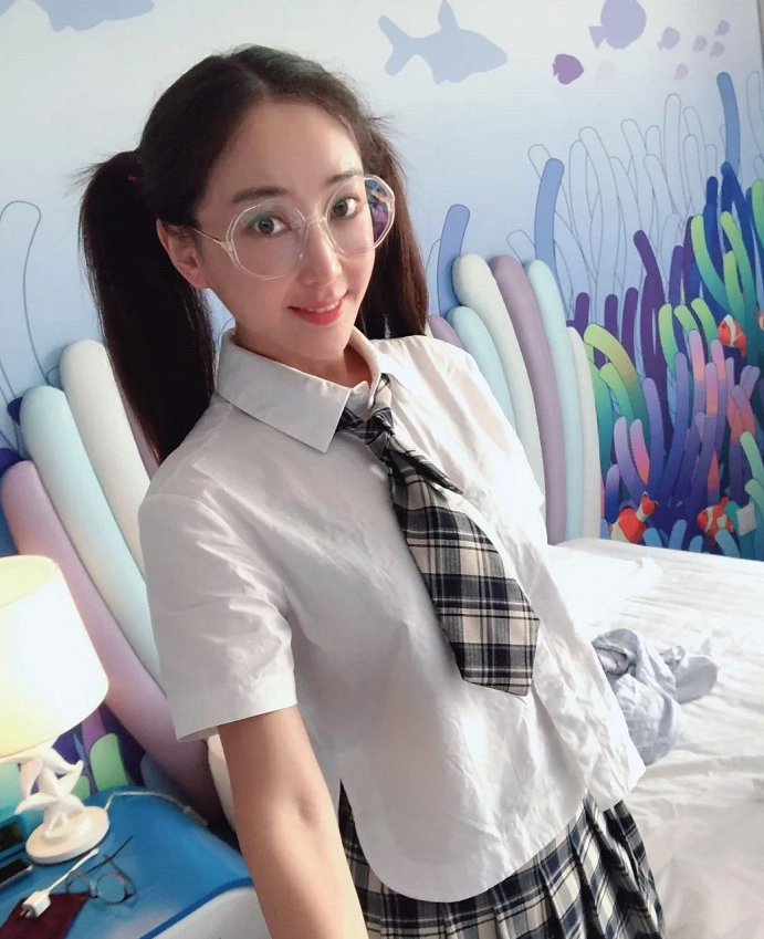 杜若溪产后2年瘦63斤开心分享经验，与女儿扎同款造型玩耍似姐妹