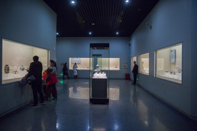 湖北省博物馆这一橱窗设计太美了，如时空穿梭，展现中国青瓷之美