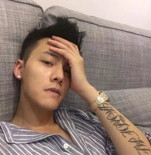 自拍照很丑!钢铁直男怎么拍出帅炸朋友圈的头像?