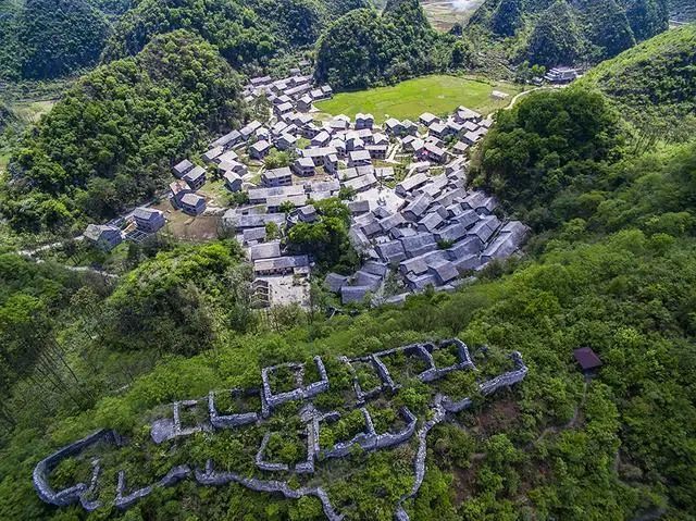 黄果树瀑布附近的布依族村寨,宛如石头王国,你是否