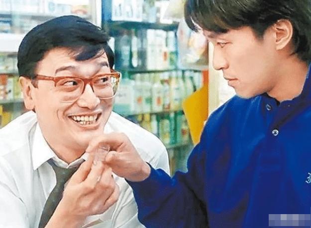 70岁曹查理罕见露面,满脸青筋发际线后移,还自称是大帅哥
