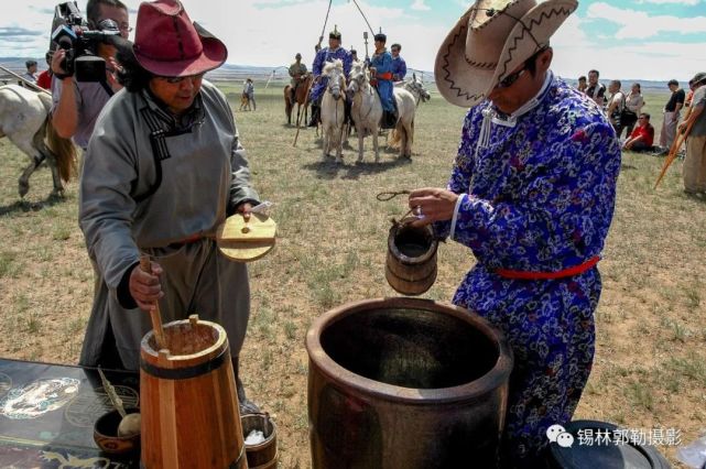 蒙古族传统"马奶节"