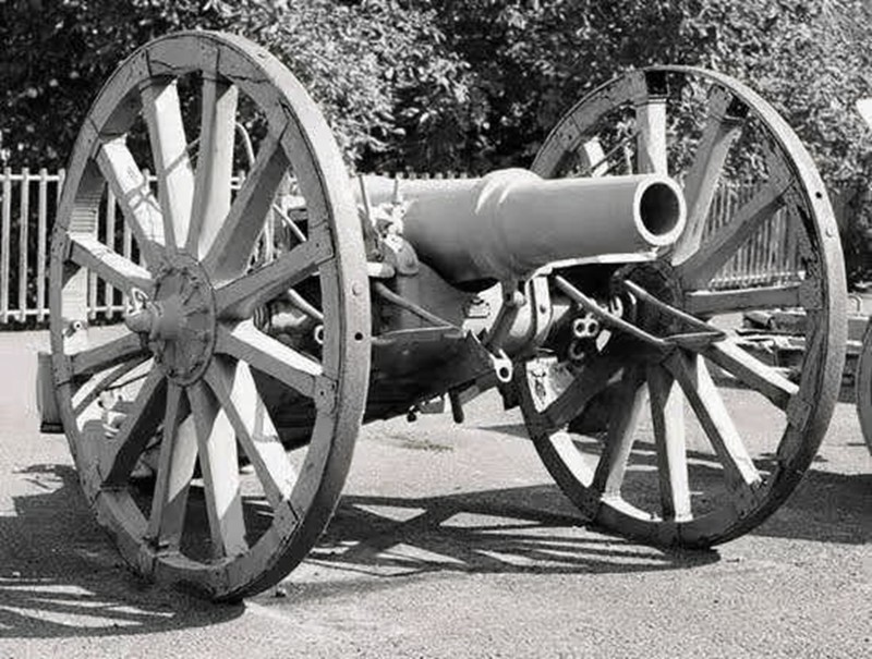 克虏伯 120mm m92 架退短管榴弹炮据史料记载,在普法战争色当战役中
