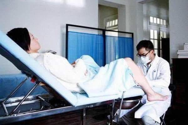 男医生给产妇做内检，能看出什么隐私吗？过来人五字回复