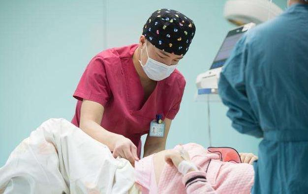 男医生给产妇做内检，能看出什么隐私吗？过来人五字回复