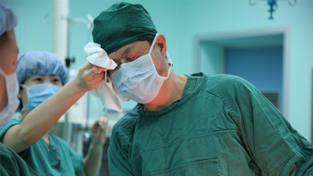 男医生给产妇做内检，能看出什么隐私吗？过来人五字回复