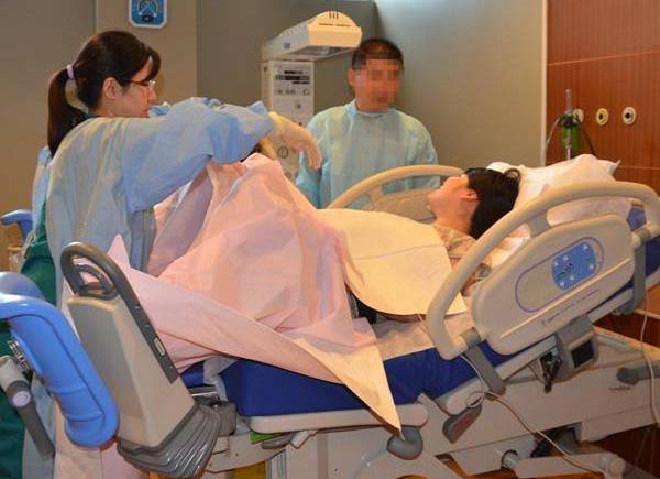 男医生给产妇做内检，能看出什么隐私吗？过来人五字回复