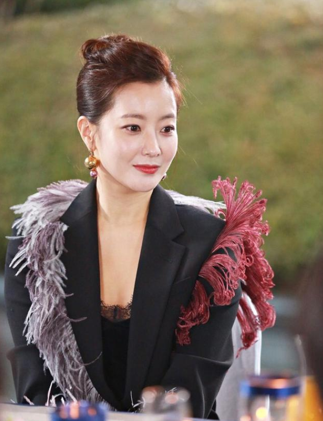 金喜善成龙坦言她长相最完美黎明更被迷得神魂颠倒如今怎样了