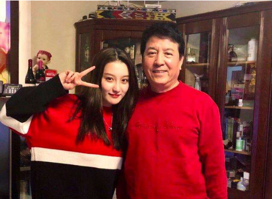 前段时间,章同童还和关晓彤合影了,虽然她比关晓彤大了几岁,但是从