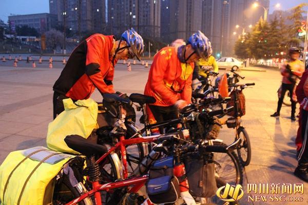 厉害了爷爷奶奶们! 自贡十余老人欲骑行到杭州