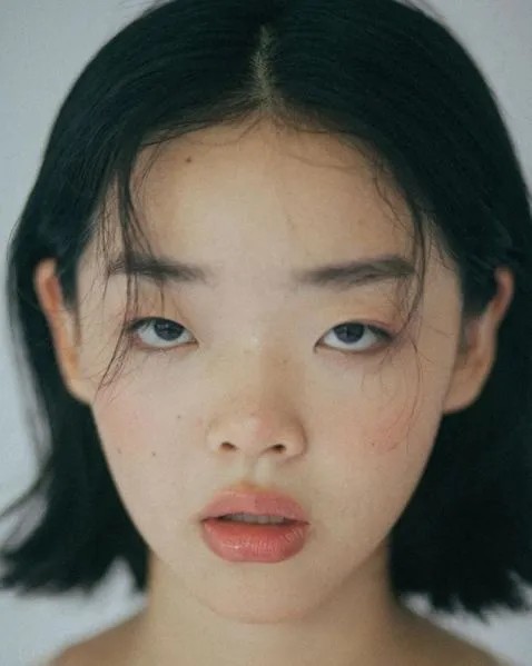 360度“全死角”女模，三白眼塌鼻梁，一脸“缺陷”却被迪奥、香奈儿独宠